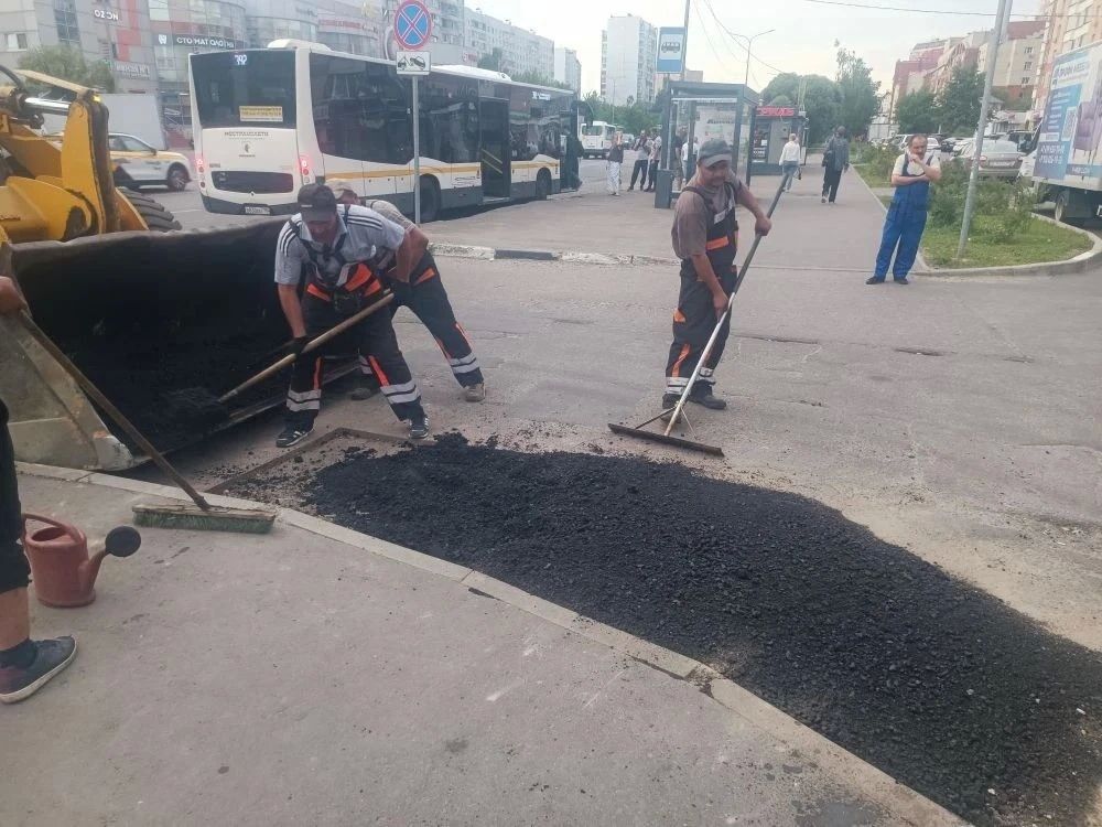Сегодня, 3 июля, сотрудники предприятия «Автобытдор» проводят ямочный ремонт на дорогах и дворовых территориях по следующим адресам: Сегодня, 3 июля, сотрудники предприятия «Автобытдор» проводят ямочный ремонт на дорогах и дворовых территориях по следующим адресам: