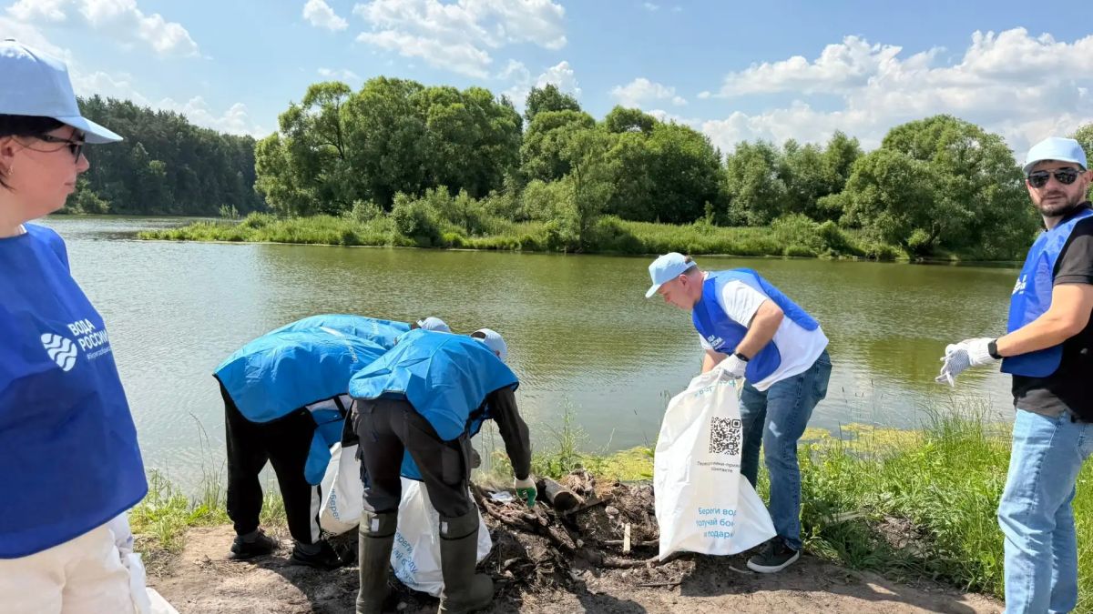 Берег Токаревского озера в Люберцах очистили от мусора во время акции «Вода России» Берег Токаревского озера в Люберцах очистили от мусора во время акции «Вода России»
