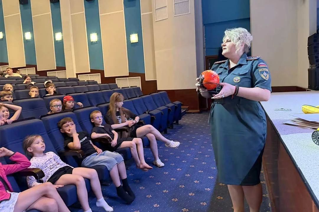 Спасатели провели урок пожарной грамотности для ребят в лагере «Дубки» Спасатели провели урок пожарной грамотности для ребят в лагере «Дубки»