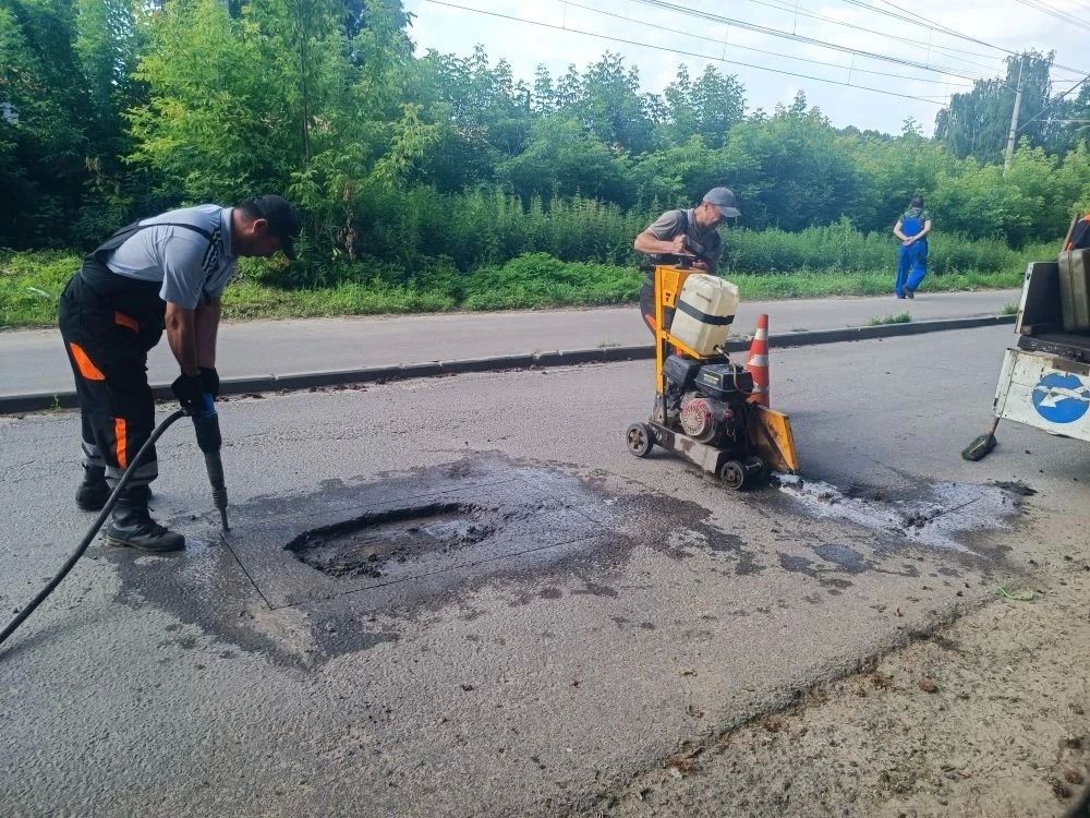 Сегодня, 3 июля, сотрудники предприятия «Автобытдор» проводят ямочный ремонт на дорогах и дворовых территориях по следующим адресам: Сегодня, 3 июля, сотрудники предприятия «Автобытдор» проводят ямочный ремонт на дорогах и дворовых территориях по следующим адресам:
