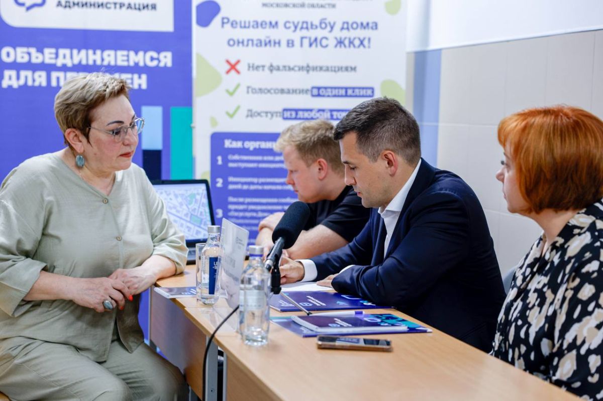 На территории Видновского художественно-технического лицея состоялась встреча с сотрудниками образования в формате «выездной администрации», в которой принял участие глава Ленинского округа Станислав Каторов На территории Видновского художественно-технического лицея состоялась встреча с сотрудниками образования в формате «выездной администрации», в которой принял участие глава Ленинского округа Станислав Каторов