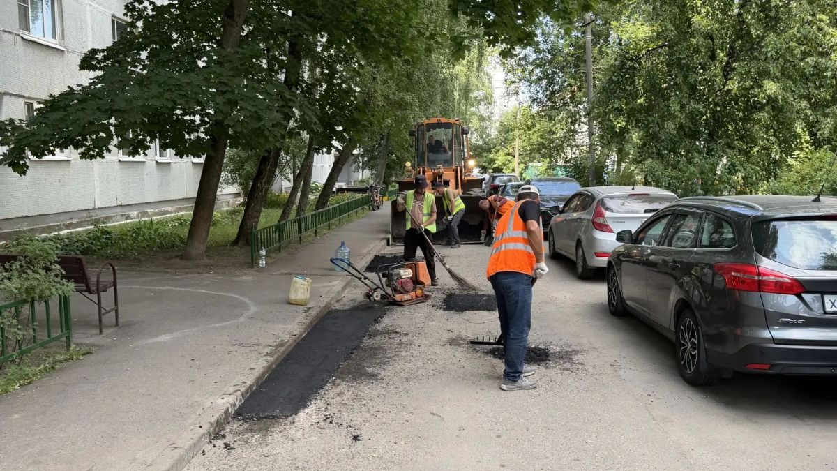 Более 350 ям устранили рабочие во дворах Дзержинского городского округа Люберцы Более 350 ям устранили рабочие во дворах Дзержинского городского округа Люберцы