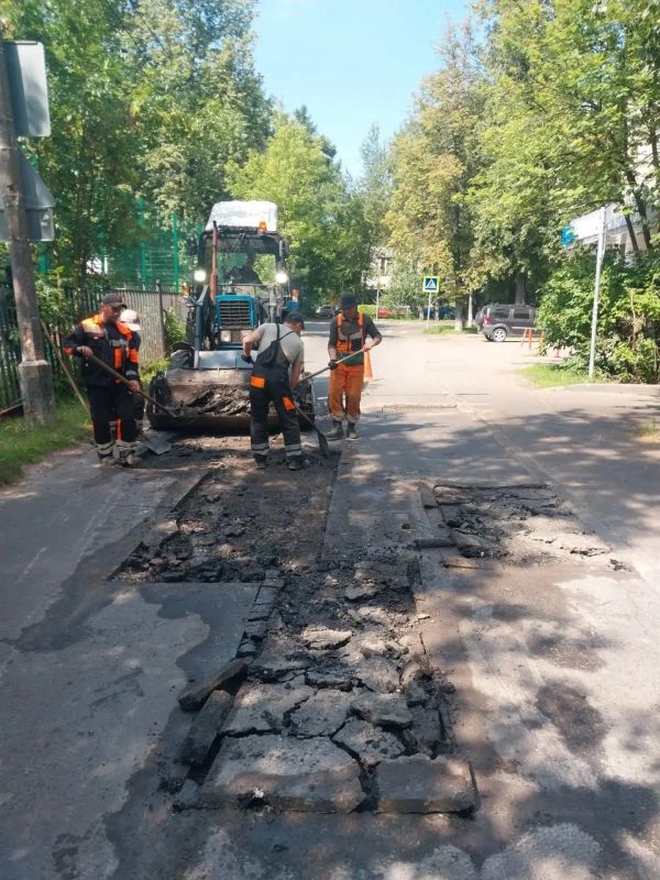 Сегодня, 3 июля, сотрудники предприятия «Автобытдор» проводят ямочный ремонт на дорогах и дворовых территориях по следующим адресам: Сегодня, 3 июля, сотрудники предприятия «Автобытдор» проводят ямочный ремонт на дорогах и дворовых территориях по следующим адресам: