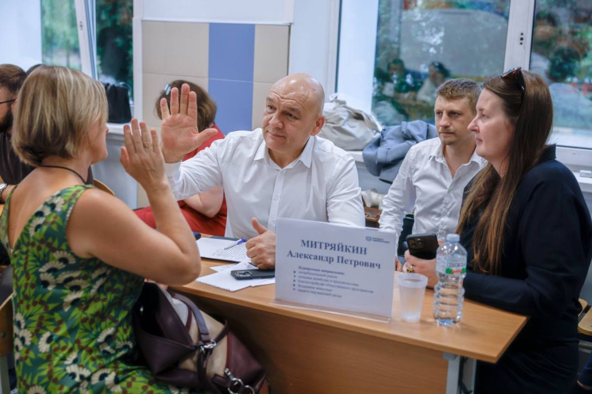 На территории Видновского художественно-технического лицея состоялась встреча с сотрудниками образования в формате «выездной администрации», в которой принял участие глава Ленинского округа Станислав Каторов На территории Видновского художественно-технического лицея состоялась встреча с сотрудниками образования в формате «выездной администрации», в которой принял участие глава Ленинского округа Станислав Каторов