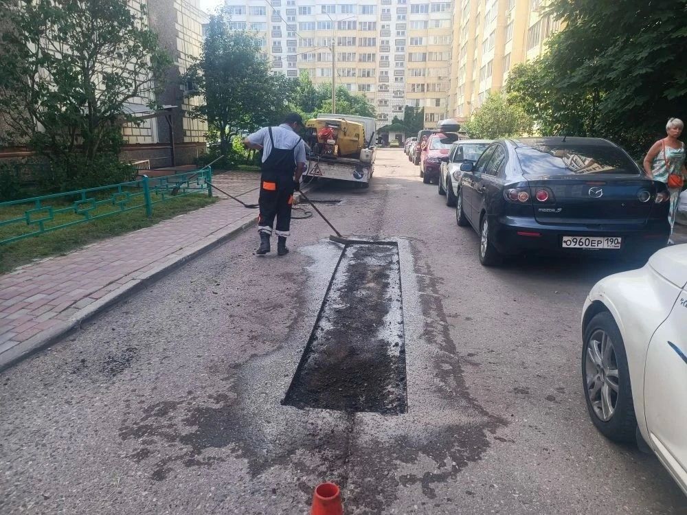 Сегодня, 3 июля, сотрудники предприятия «Автобытдор» проводят ямочный ремонт на дорогах и дворовых территориях по следующим адресам: Сегодня, 3 июля, сотрудники предприятия «Автобытдор» проводят ямочный ремонт на дорогах и дворовых территориях по следующим адресам: