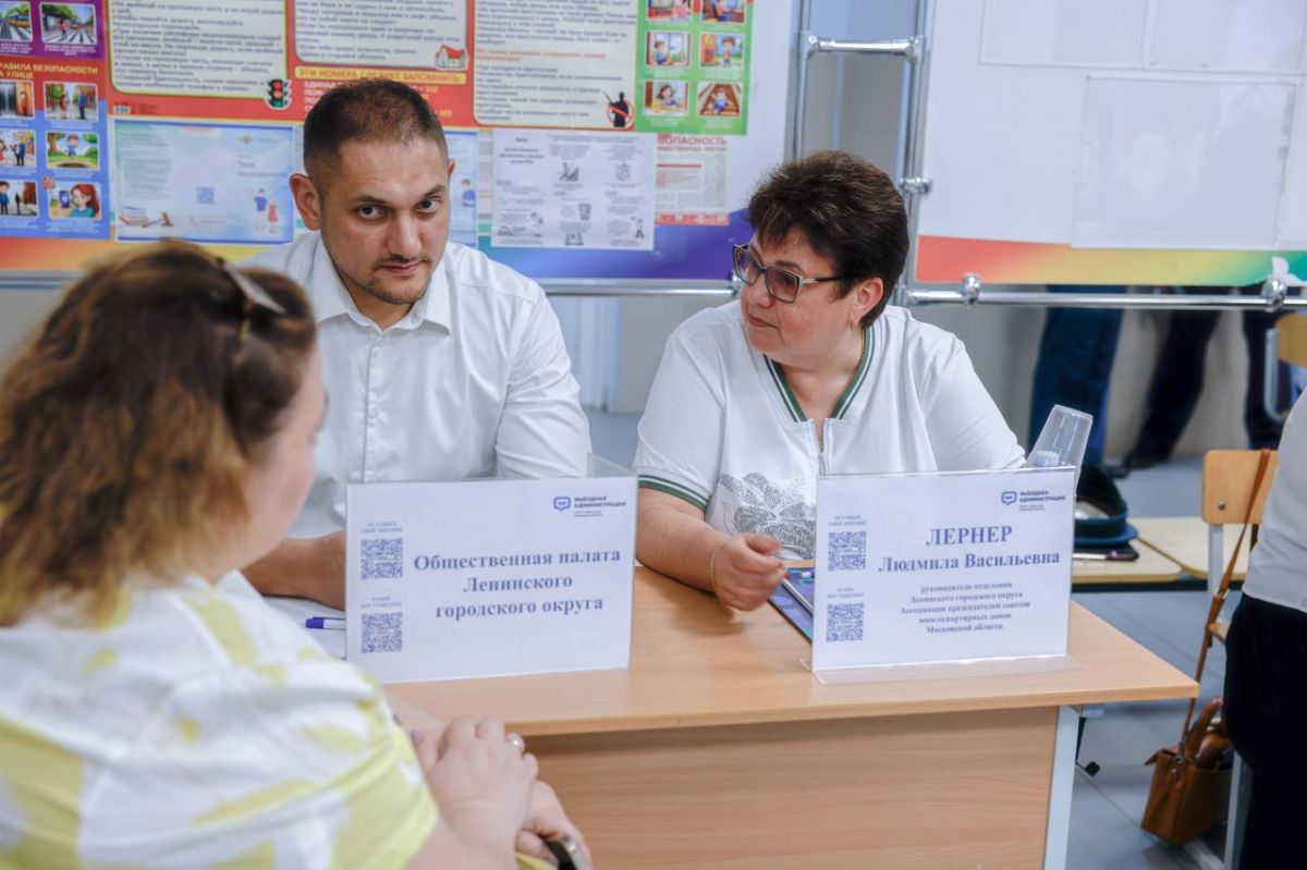На территории Видновского художественно-технического лицея состоялась встреча с сотрудниками образования в формате «выездной администрации», в которой принял участие глава Ленинского округа Станислав Каторов На территории Видновского художественно-технического лицея состоялась встреча с сотрудниками образования в формате «выездной администрации», в которой принял участие глава Ленинского округа Станислав Каторов