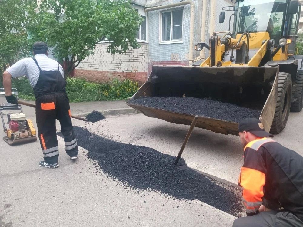Сегодня, 3 июля, сотрудники предприятия «Автобытдор» проводят ямочный ремонт на дорогах и дворовых территориях по следующим адресам: Сегодня, 3 июля, сотрудники предприятия «Автобытдор» проводят ямочный ремонт на дорогах и дворовых территориях по следующим адресам: