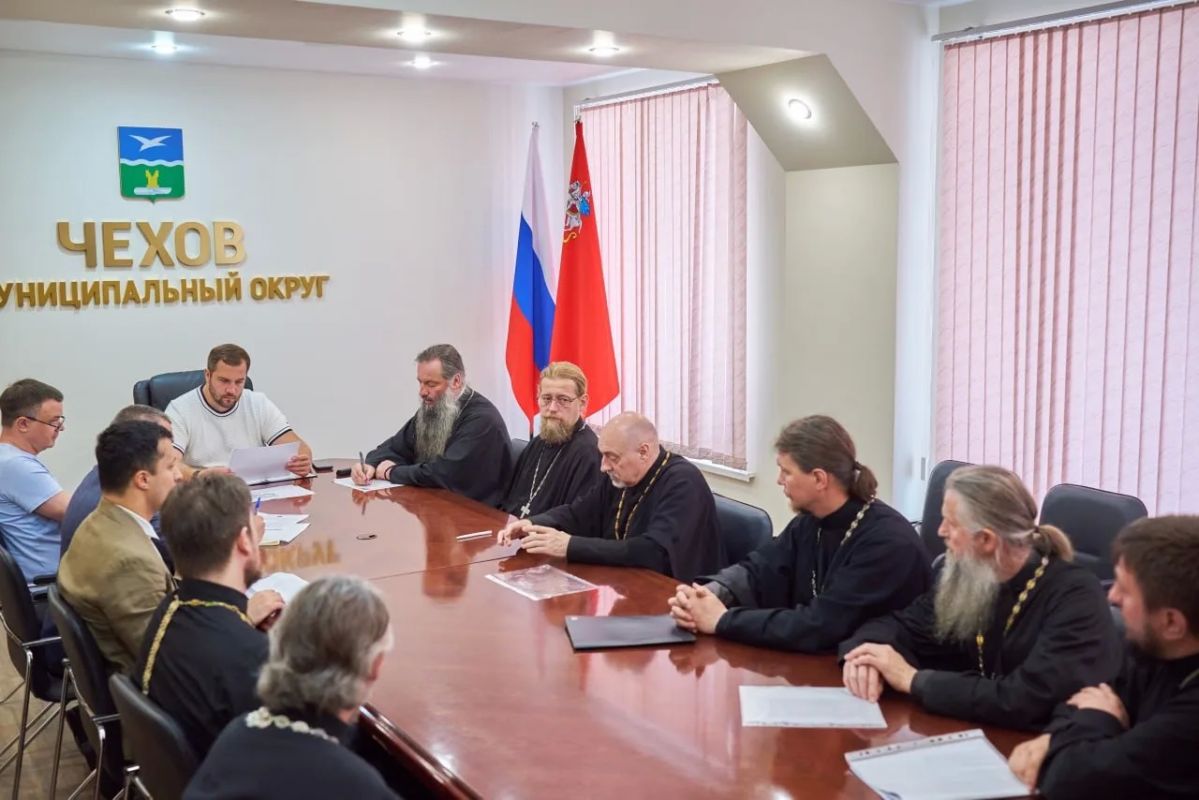Михаил Собакин: Сегодня состоялась важная и конструктивная рабочая встреча с благочинным Чеховского церковного округа, настоятелем Вознесенской Давидовой пустыни игуменом Сергием (Куксовым) и представителями духовенства
