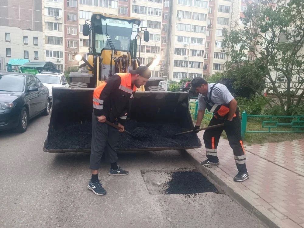 Сегодня, 3 июля, сотрудники предприятия «Автобытдор» проводят ямочный ремонт на дорогах и дворовых территориях по следующим адресам: Сегодня, 3 июля, сотрудники предприятия «Автобытдор» проводят ямочный ремонт на дорогах и дворовых территориях по следующим адресам: