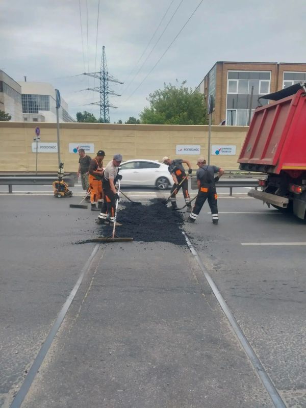 Сегодня, 3 июля, сотрудники предприятия «Автобытдор» проводят ямочный ремонт на дорогах и дворовых территориях по следующим адресам: Сегодня, 3 июля, сотрудники предприятия «Автобытдор» проводят ямочный ремонт на дорогах и дворовых территориях по следующим адресам: