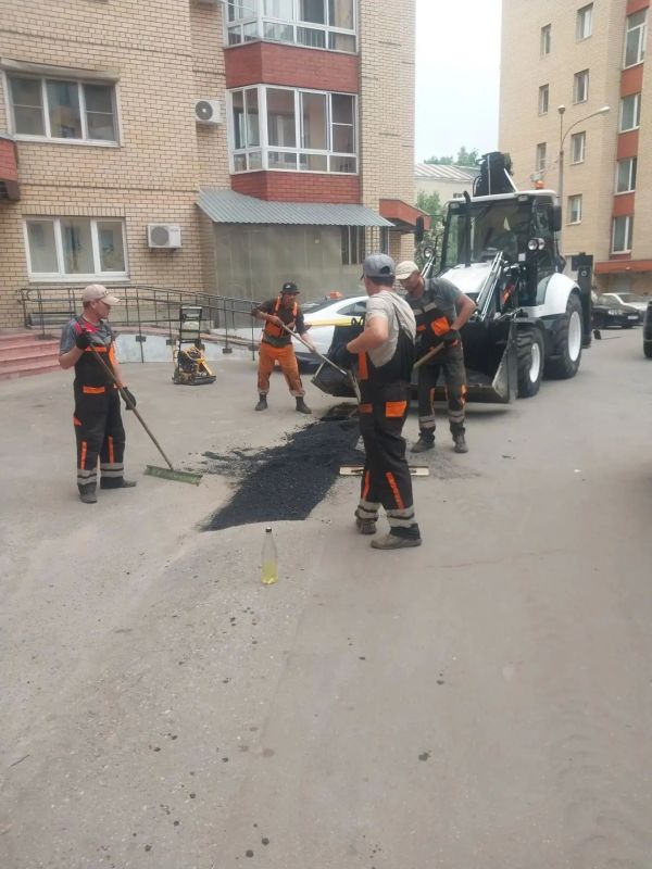 Сегодня, 3 июля, сотрудники предприятия «Автобытдор» проводят ямочный ремонт на дорогах и дворовых территориях по следующим адресам: Сегодня, 3 июля, сотрудники предприятия «Автобытдор» проводят ямочный ремонт на дорогах и дворовых территориях по следующим адресам:
