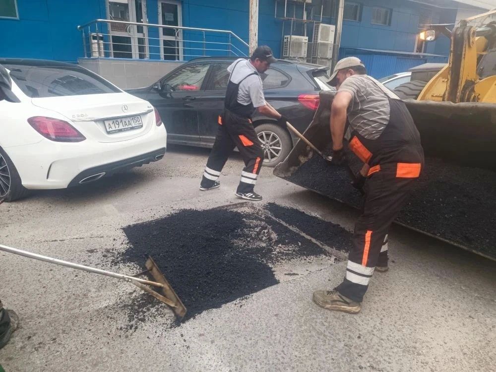 Сегодня, 3 июля, сотрудники предприятия «Автобытдор» проводят ямочный ремонт на дорогах и дворовых территориях по следующим адресам: Сегодня, 3 июля, сотрудники предприятия «Автобытдор» проводят ямочный ремонт на дорогах и дворовых территориях по следующим адресам: