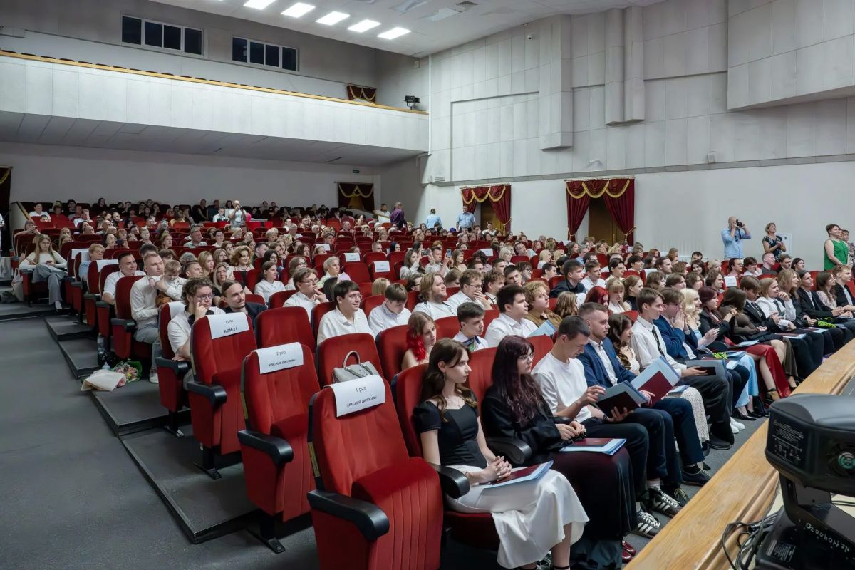 В добрый путь: в Долгопрудном выпускникам Физтех-колледжа вручили дипломы В добрый путь: в Долгопрудном выпускникам Физтех-колледжа вручили дипломы