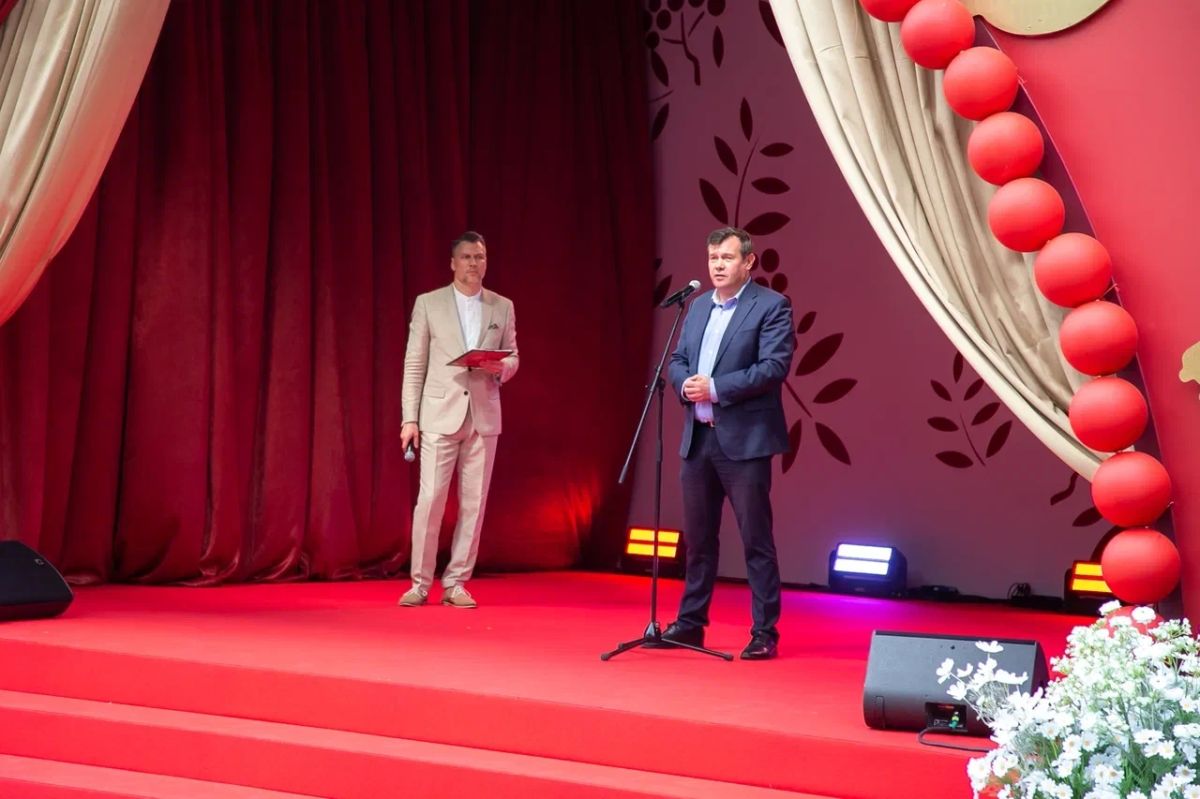 Торжественно и по-летнему ярко прошла церемония открытия III областного семейного фестиваля «Рябинушка» на Соборной площади в Коломне Торжественно и по-летнему ярко прошла церемония открытия III областного семейного фестиваля «Рябинушка» на Соборной площади в Коломне