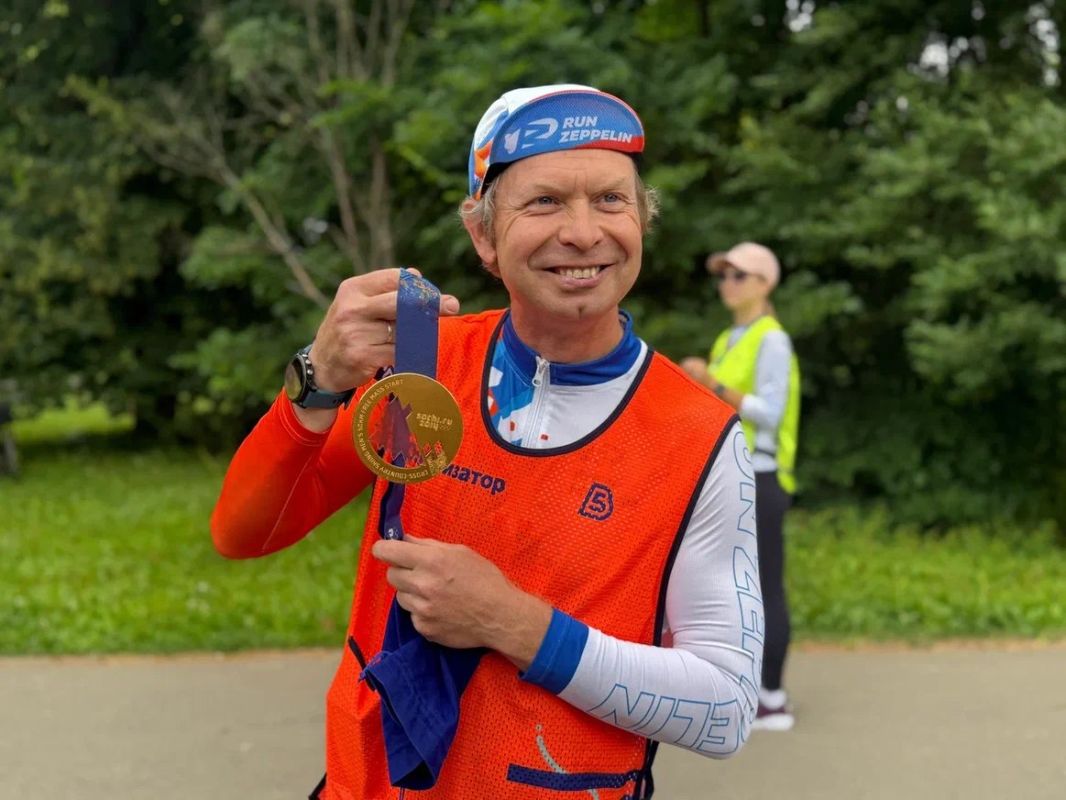 Зарядка с чемпионом: Александр Легков пробежал с долгопрудненцами 5 километров Зарядка с чемпионом: Александр Легков пробежал с долгопрудненцами 5 километров