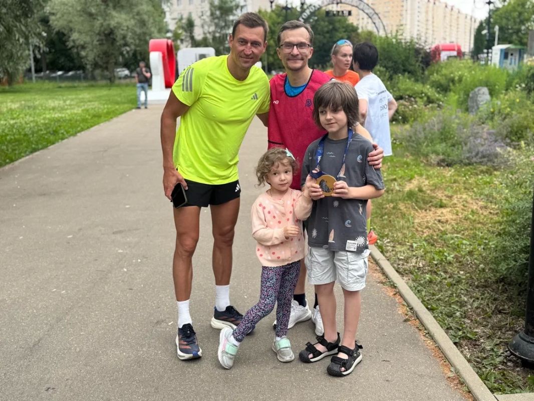 Зарядка с чемпионом: Александр Легков пробежал с долгопрудненцами 5 километров Зарядка с чемпионом: Александр Легков пробежал с долгопрудненцами 5 километров