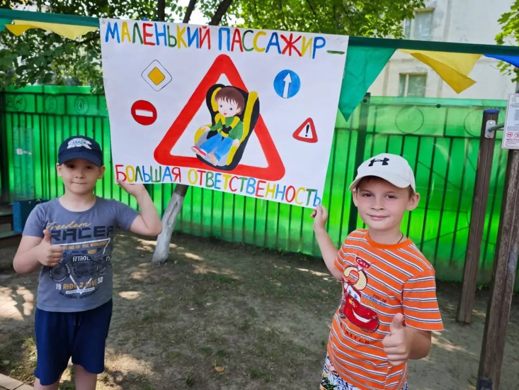 Даже в преддверии своего юбилея сотрудники подмосковной Госавтоинспекции продолжают ежедневно стоять на страже безопасности и обучать правилам дорожного движения самых маленьких жителей региона Даже в преддверии своего юбилея сотрудники подмосковной Госавтоинспекции продолжают ежедневно стоять на страже безопасности и обучать правилам дорожного движения самых маленьких жителей региона