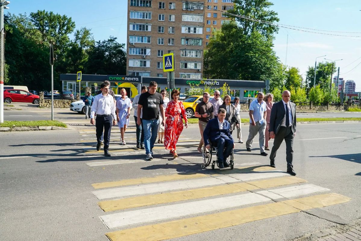 В Химках проверили доступность городской среды вместе с ветераном СВО В Химках проверили доступность городской среды вместе с ветераном СВО