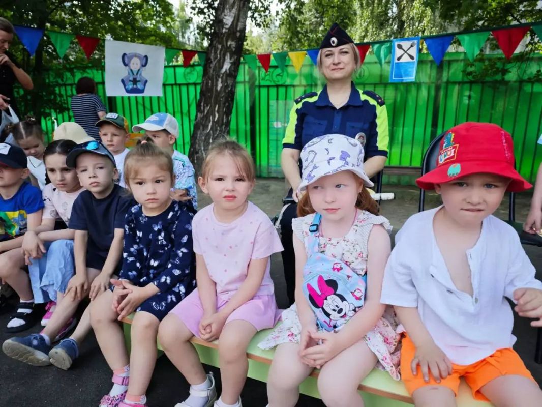 Даже в преддверии своего юбилея сотрудники подмосковной Госавтоинспекции продолжают ежедневно стоять на страже безопасности и обучать правилам дорожного движения самых маленьких жителей региона Даже в преддверии своего юбилея сотрудники подмосковной Госавтоинспекции продолжают ежедневно стоять на страже безопасности и обучать правилам дорожного движения самых маленьких жителей региона