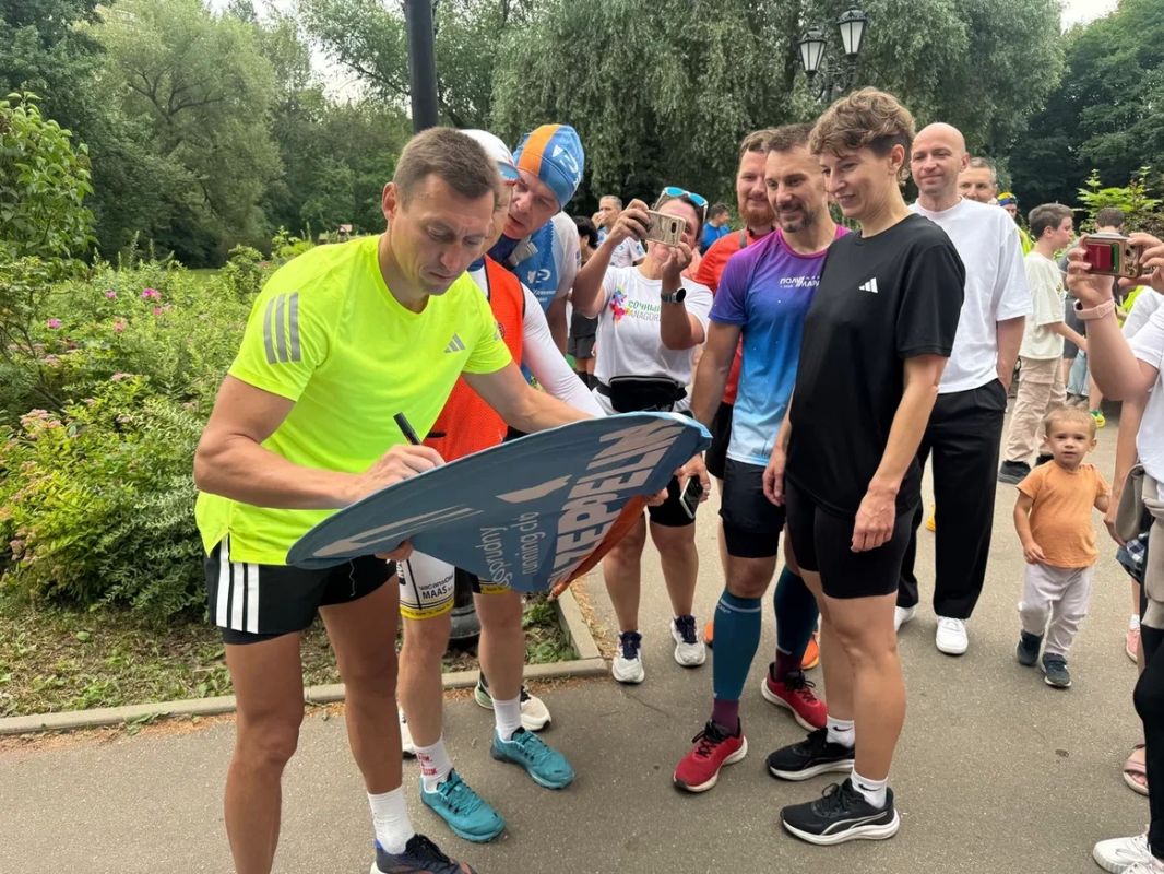Зарядка с чемпионом: Александр Легков пробежал с долгопрудненцами 5 километров Зарядка с чемпионом: Александр Легков пробежал с долгопрудненцами 5 километров