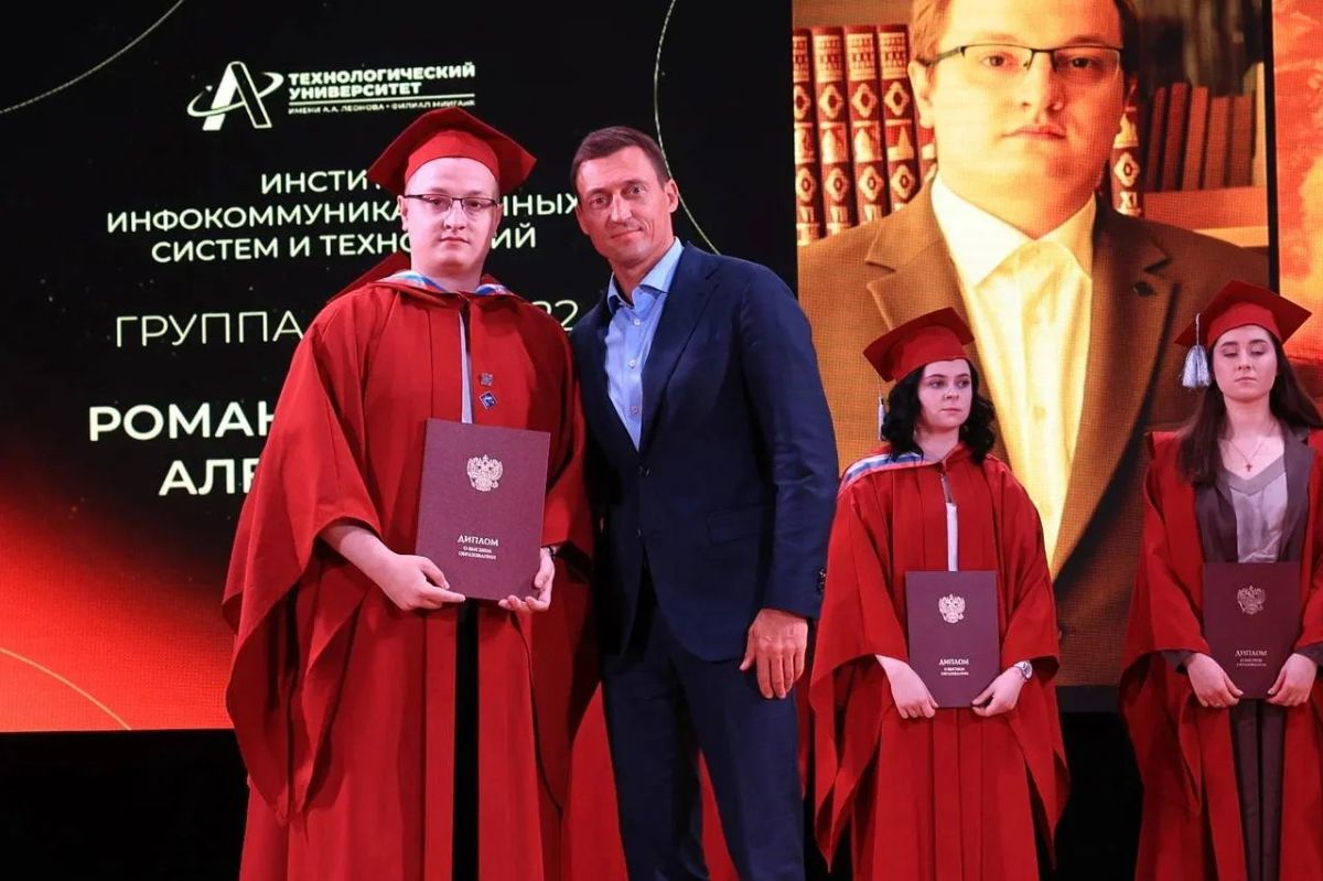 Игорь Трифонов: В ЦДК имени М.И. Калинина поздравили выпускников Технологического университета имени дважды Героя Советского Союза, лётчика-космонавта Алексея Архиповича Леонова Игорь Трифонов: В ЦДК имени М.И. Калинина поздравили выпускников Технологического университета имени дважды Героя Советского Союза, лётчика-космонавта Алексея Архиповича Леонова