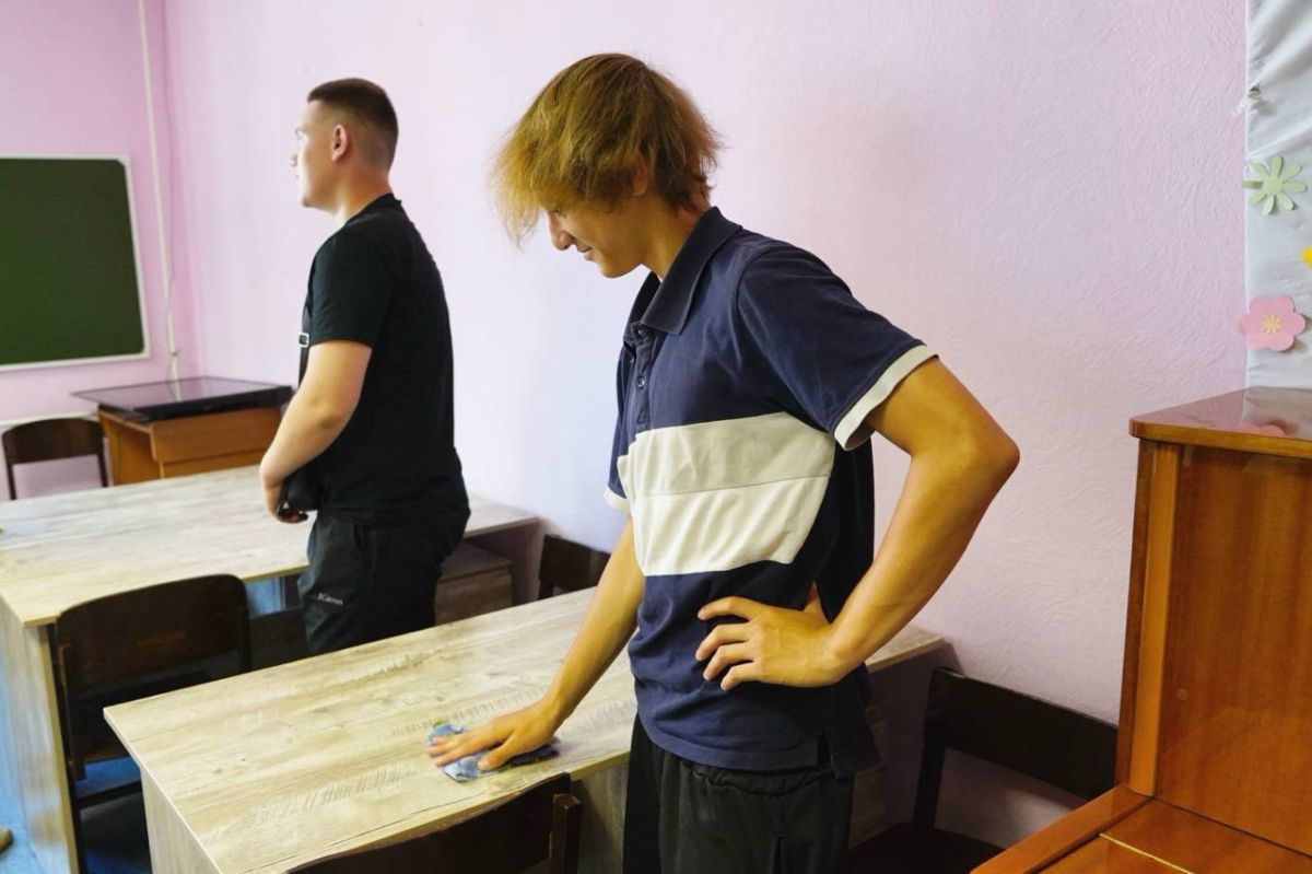 Ребята из подольских трудовых бригад наводят порядок в микрорайоне Кузнечики Ребята из подольских трудовых бригад наводят порядок в микрорайоне Кузнечики