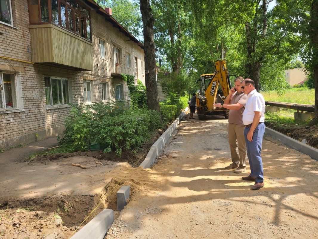 Ход работ по благоустройству дворов и детских площадок на контроле Ход работ по благоустройству дворов и детских площадок на контроле