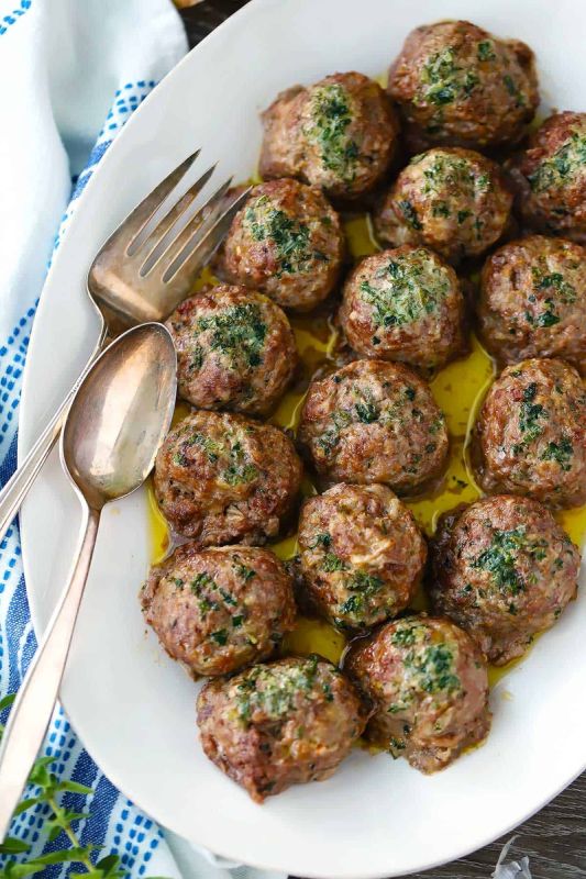 Греческие фрикадельки: кефтедес с пряным маслом