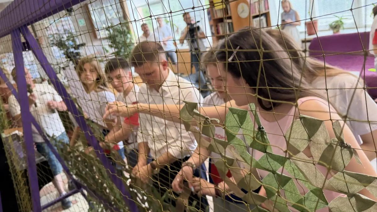 Мастер-класс по плетению маскировочных сетей прошел в молодежном центре «Лидер» г.о. Люберцы Мастер-класс по плетению маскировочных сетей прошел в молодежном центре «Лидер» г.о. Люберцы