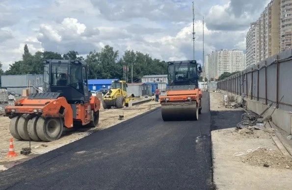 В Балашихе начали укладывать асфальт на реконструируемой улице Струве В Балашихе начали укладывать асфальт на реконструируемой улице Струве