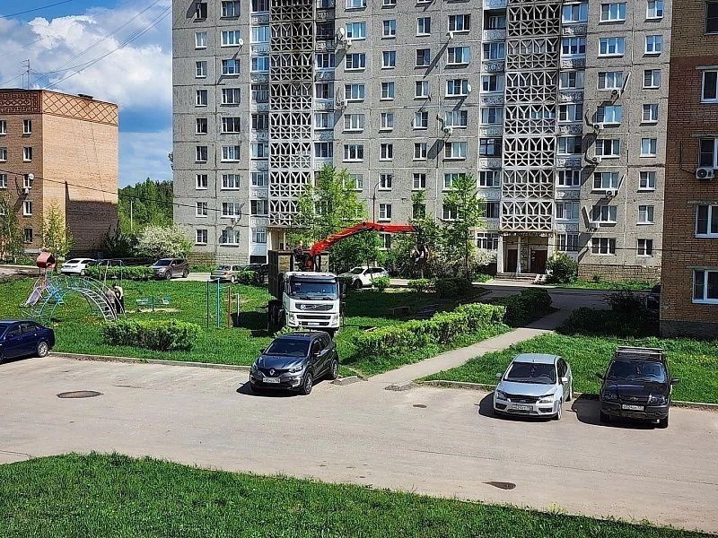 Новую детскую площадку устанавливают во дворе домов № 128, 132, 134 на улице Рабочей Новую детскую площадку устанавливают во дворе домов № 128, 132, 134 на улице Рабочей