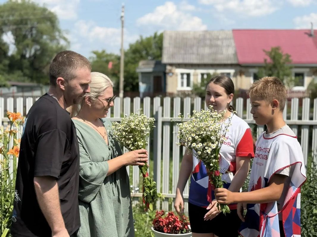 Добрые дела ко Дню семьи: волонтёры поздравили родных военнослужащих