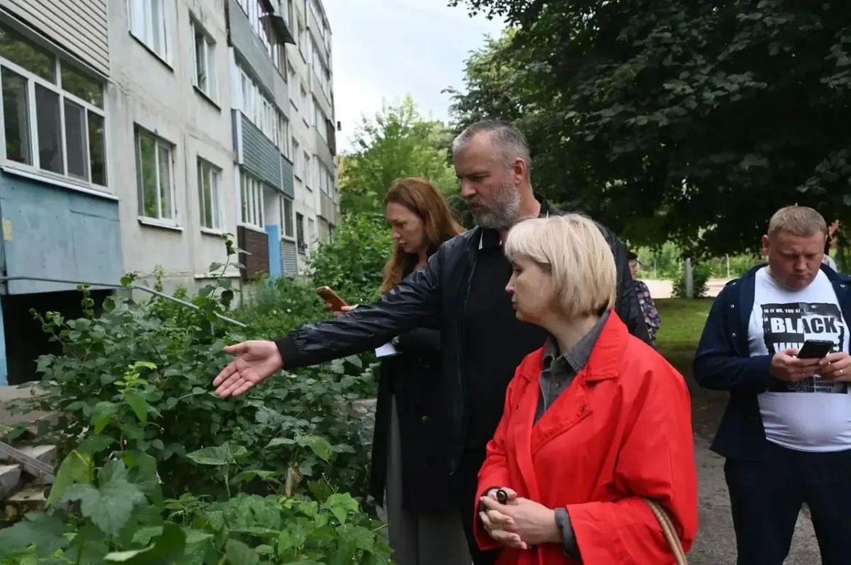 По поручению главы городского округа Серпухов Алексея Шимко оперативная группа проверила ход работ и состояние дворовой территории у дома № 6 на бульваре 65 лет Победы По поручению главы городского округа Серпухов Алексея Шимко оперативная группа проверила ход работ и состояние дворовой территории у дома № 6 на бульваре 65 лет Победы