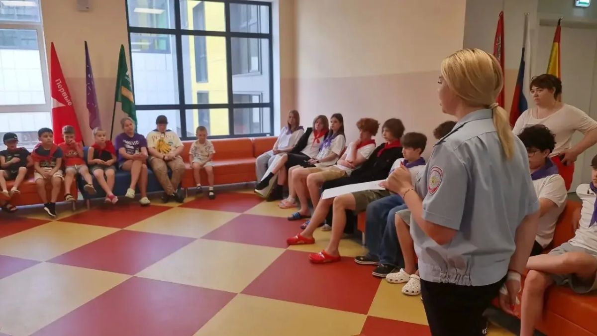 Безопасные каникулы: транспортные полицейские напомнили домодедовским школьникам о правилах поведения на железной дороге Безопасные каникулы: транспортные полицейские напомнили домодедовским школьникам о правилах поведения на железной дороге