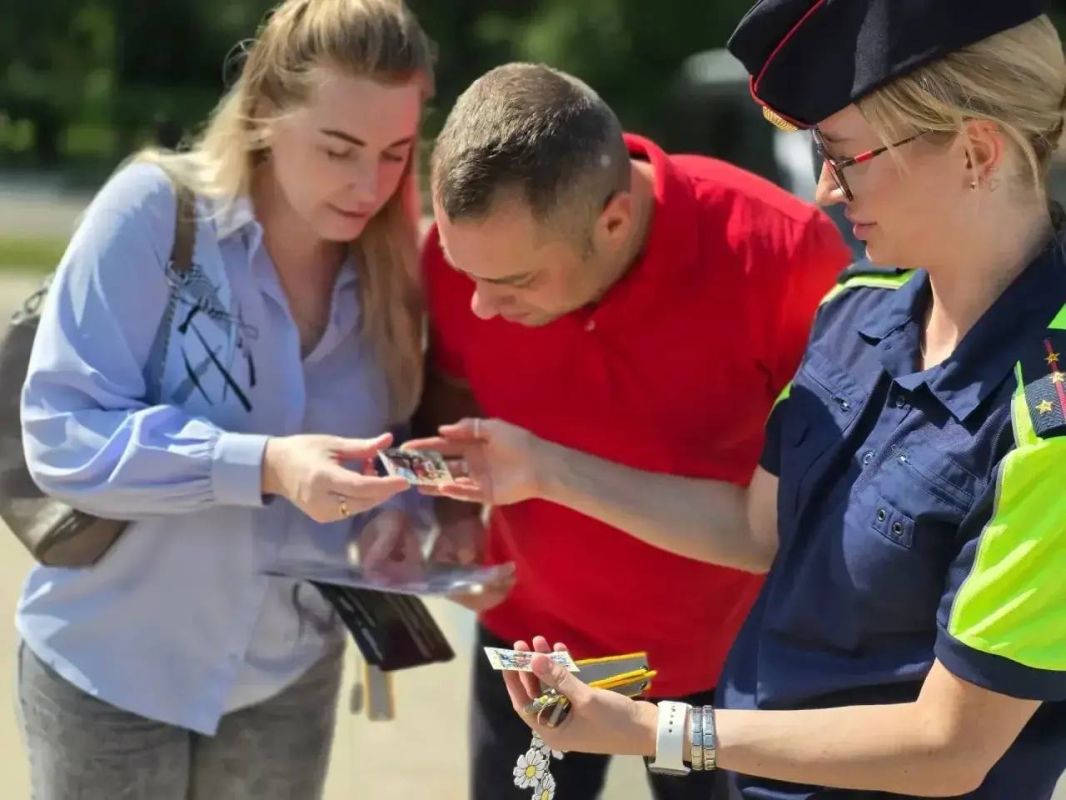 В преддверии Всероссийского дня семьи, любви и верности сотрудники Госавтоинспекции во Власихе напомнили о главных ценностях В преддверии Всероссийского дня семьи, любви и верности сотрудники Госавтоинспекции во Власихе напомнили о главных ценностях