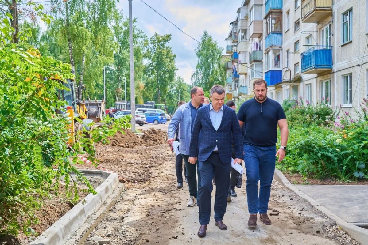 Михаил Собакин: Проконтролировал ход работ по комплексному благоустройству и обновлению наших дворов домов №1 и №2 по улице Мира и №86, 87 по улице Московской Михаил Собакин: Проконтролировал ход работ по комплексному благоустройству и обновлению наших дворов домов №1 и №2 по улице Мира и №86, 87 по улице Московской