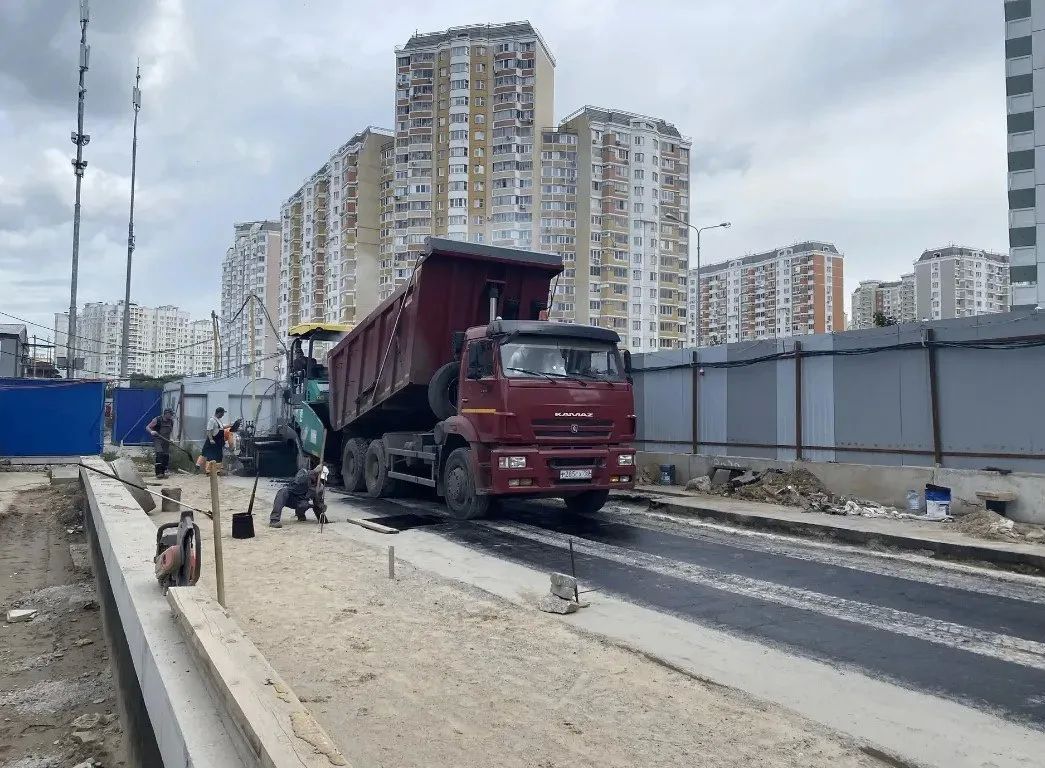 В Балашихе начали укладывать асфальт на реконструируемой улице Струве В Балашихе начали укладывать асфальт на реконструируемой улице Струве