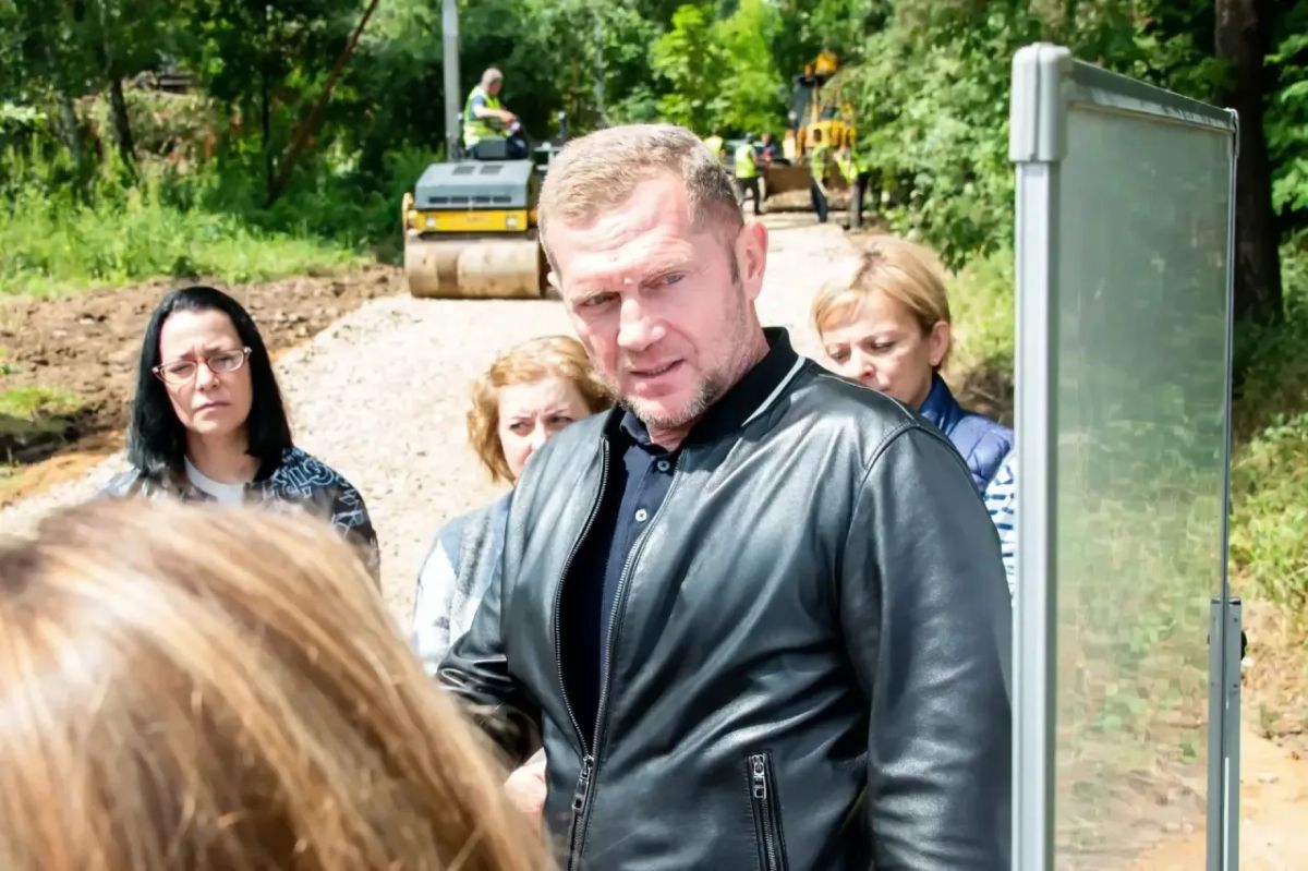 Татьяна Витушева: Совместно с Губернатором региона Андреем Воробьёвым проверили, как идут работы по капремонту дороги на улице Колхозная в Дедовске Татьяна Витушева: Совместно с Губернатором региона Андреем Воробьёвым проверили, как идут работы по капремонту дороги на улице Колхозная в Дедовске
