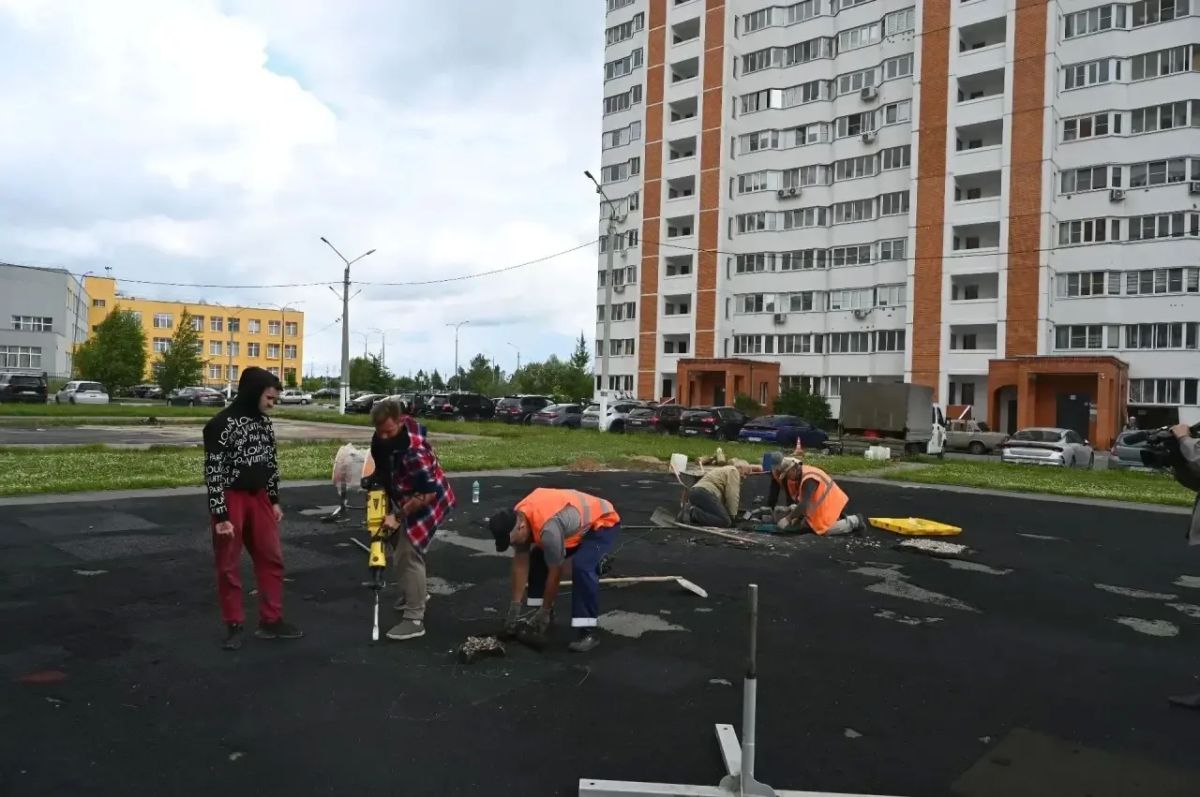 По поручению главы городского округа Серпухов Алексея Шимко оперативная группа проверила ход работ и состояние дворовой территории у дома № 6 на бульваре 65 лет Победы По поручению главы городского округа Серпухов Алексея Шимко оперативная группа проверила ход работ и состояние дворовой территории у дома № 6 на бульваре 65 лет Победы