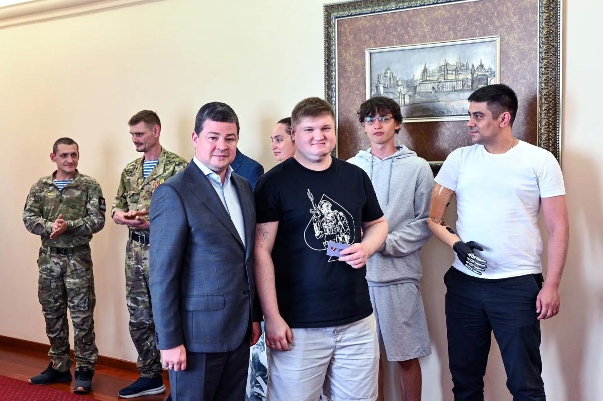 Глава Раменского округа вручил раменским бойцам удостоверения Ассоциации ветеранов СВО Глава Раменского округа вручил раменским бойцам удостоверения Ассоциации ветеранов СВО