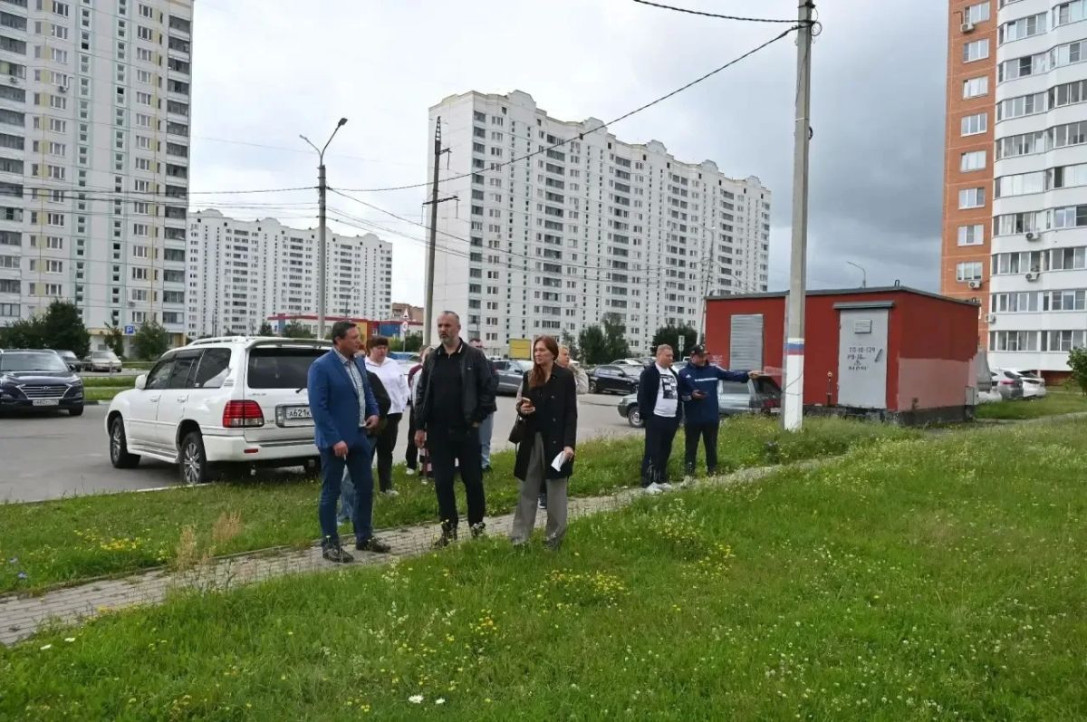 По поручению главы городского округа Серпухов Алексея Шимко оперативная группа проверила ход работ и состояние дворовой территории у дома № 6 на бульваре 65 лет Победы