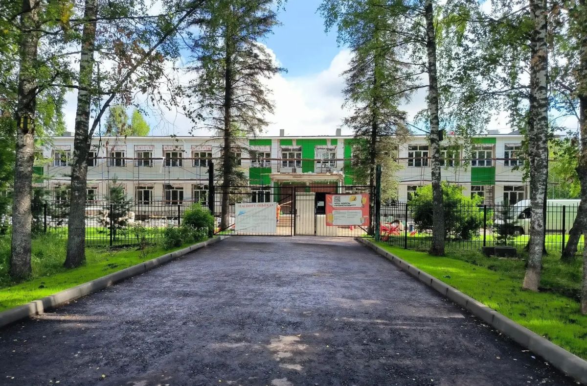 В ходе капремонта средней школы «Созвездие Вента» Можайского округа выполняются работы по благоустройству