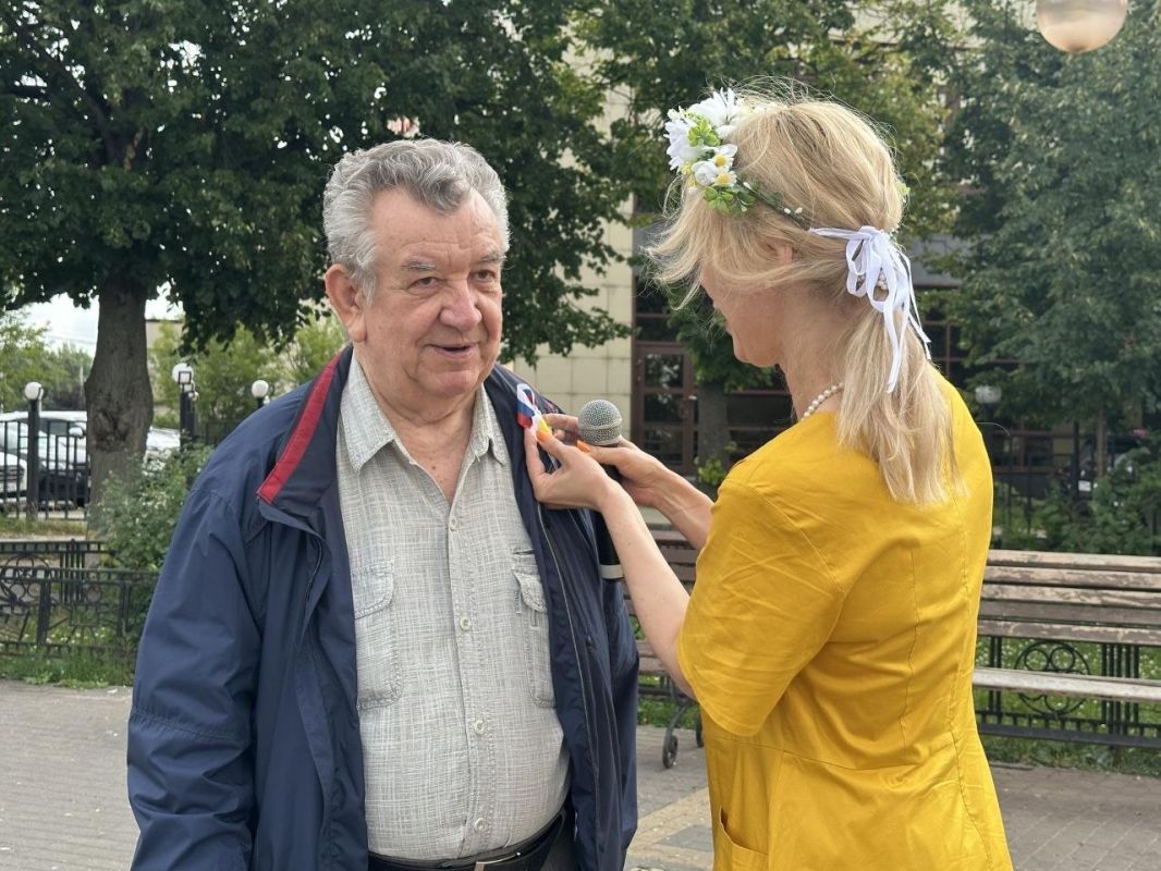 150 оригами-ромашек в честь Дня семьи, любви и верности раздали подольчанам воспитанники Дворца молодёжи 150 оригами-ромашек в честь Дня семьи, любви и верности раздали подольчанам воспитанники Дворца молодёжи
