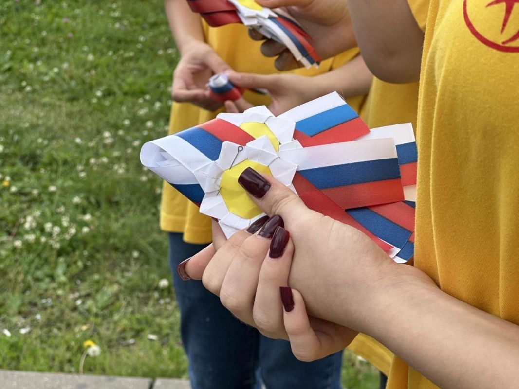 150 оригами-ромашек в честь Дня семьи, любви и верности раздали подольчанам воспитанники Дворца молодёжи 150 оригами-ромашек в честь Дня семьи, любви и верности раздали подольчанам воспитанники Дворца молодёжи