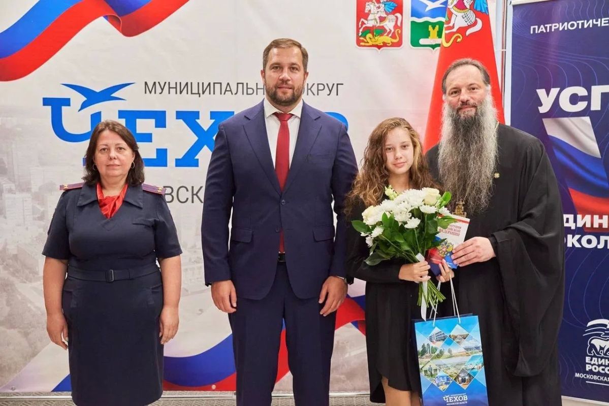 Михаил Собакин: В День семьи, любви и верности вместе с благочинным Чеховского церковного округа и монастырей Подольской епархии, настоятелем Вознесенской Давидовой пустыни игуменом Сергием (Куксовым) вручили паспорта нашим... Михаил Собакин: В День семьи, любви и верности вместе с благочинным Чеховского церковного округа и монастырей Подольской епархии, настоятелем Вознесенской Давидовой пустыни игуменом Сергием (Куксовым) вручили паспорта нашим...