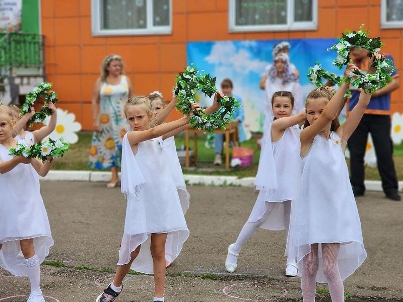Праздник, посвящённый Дню семьи, любви и верности, прошёл сегодня в детском саду № 61 «Мечта» при Москворецкой гимназии на улице Рабочей Праздник, посвящённый Дню семьи, любви и верности, прошёл сегодня в детском саду № 61 «Мечта» при Москворецкой гимназии на улице Рабочей