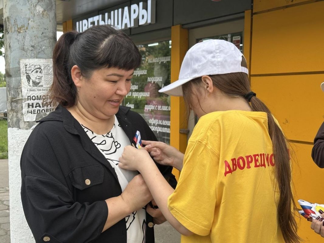 150 оригами-ромашек в честь Дня семьи, любви и верности раздали подольчанам воспитанники Дворца молодёжи 150 оригами-ромашек в честь Дня семьи, любви и верности раздали подольчанам воспитанники Дворца молодёжи