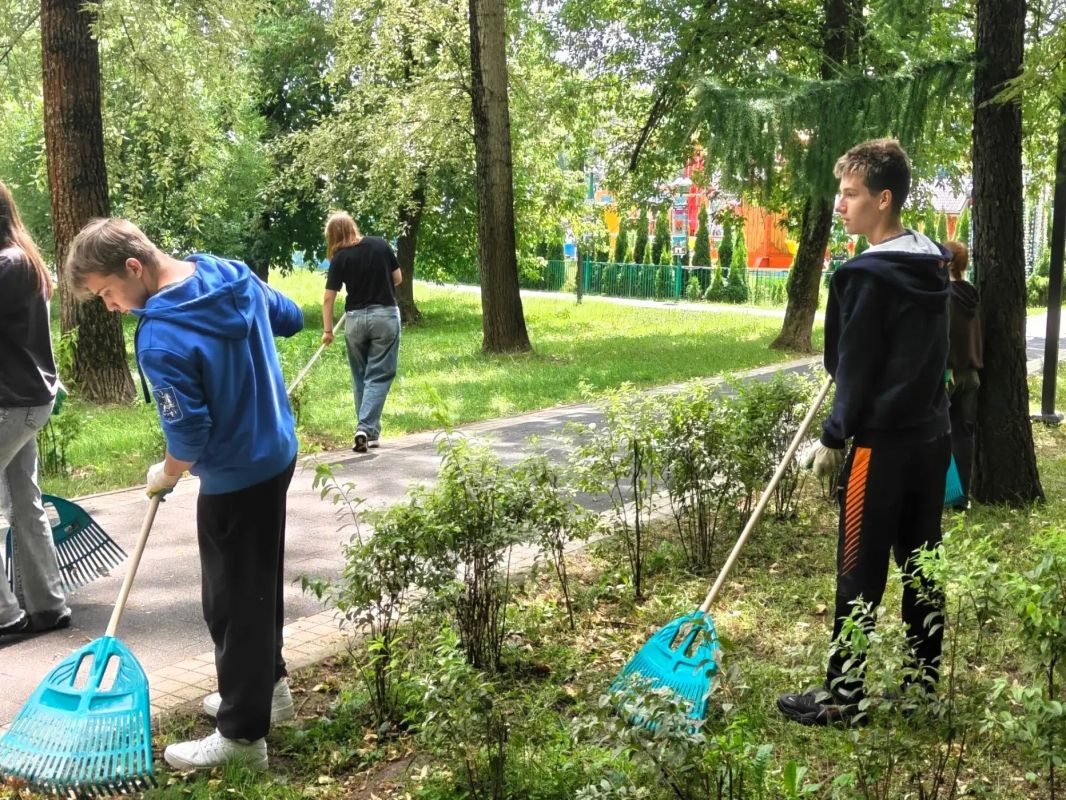 Лето по-взрослому: мытищинские старшеклассники проводят каникулы с пользой Лето по-взрослому: мытищинские старшеклассники проводят каникулы с пользой