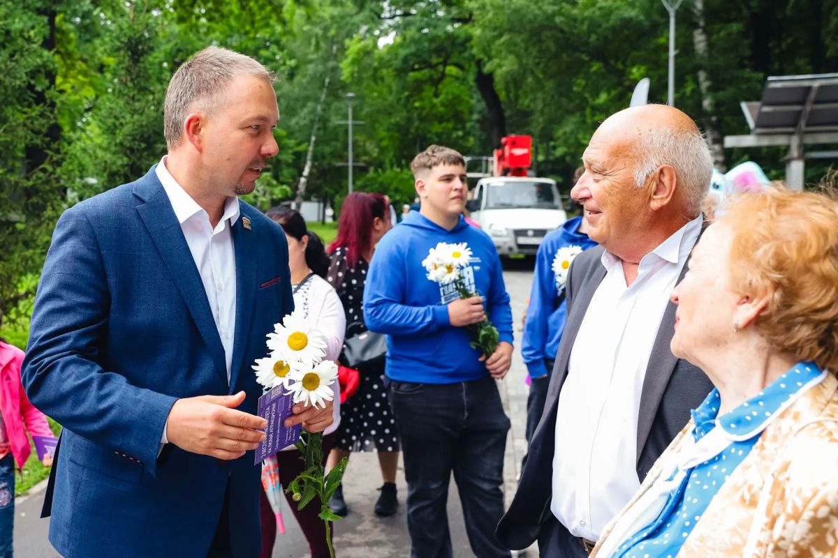 Символ любви и верности: семейным парам Химок прямо на улице раздавали ромашки Символ любви и верности: семейным парам Химок прямо на улице раздавали ромашки