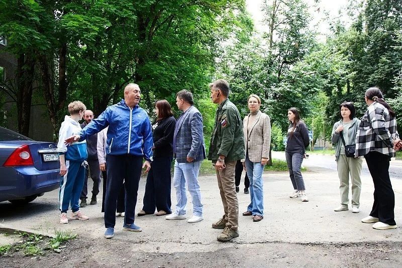 В Воскресенске проверили ход работ по благоустройству двора на улице Карла Маркса В Воскресенске проверили ход работ по благоустройству двора на улице Карла Маркса